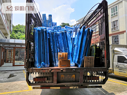 愛唯門窗產(chǎn)品裝車圖